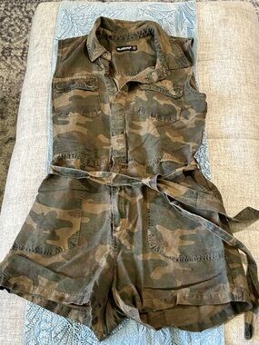 BLANKNYC CAMO PLAYSUIT UTILITARIAN STYLE ROMPER LOTS OF POCKETS SIZE M